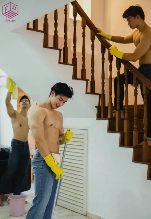 猛男清潔服務(wù) 肌肉小哥組團上門干家務(wù),這畫風(fēng) 你接受嗎